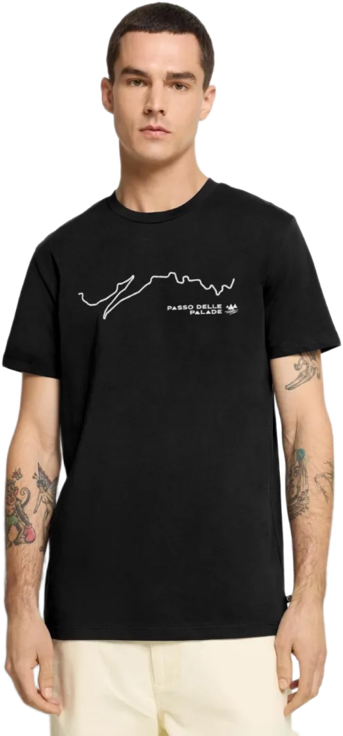 Model im Premium Bio T-Shirt mit dem Motiv Gampenjoch Straßenverlauf